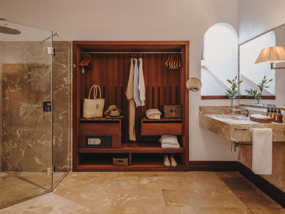un baño con ducha y lavabo en Cap Rocat, a Small Luxury Hotel of the World, en Cala Blava