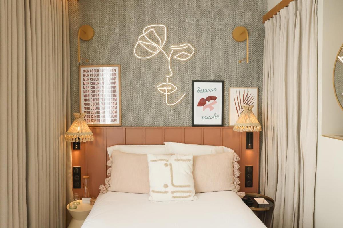 Un ou plusieurs lits dans un hébergement de l'établissement Bloom House Hôtel & SPA