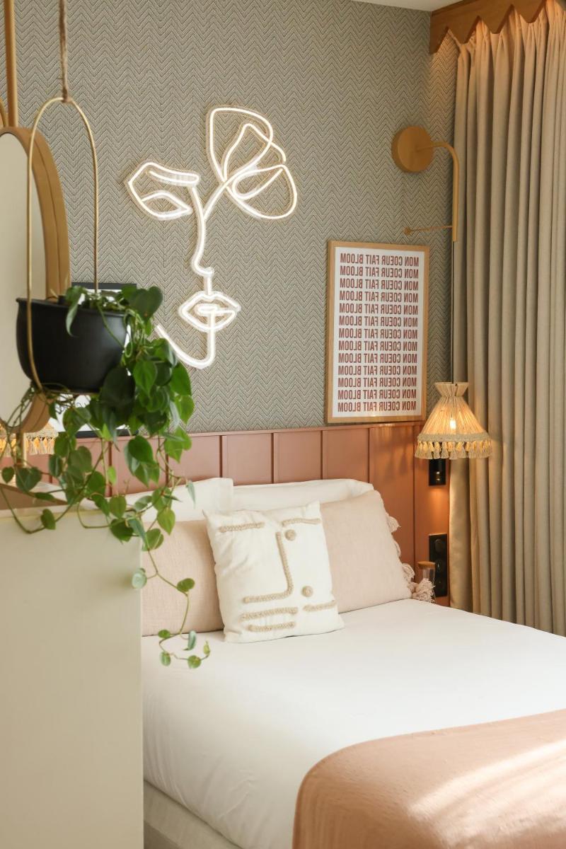 Un ou plusieurs lits dans un hébergement de l'établissement Bloom House Hôtel & SPA