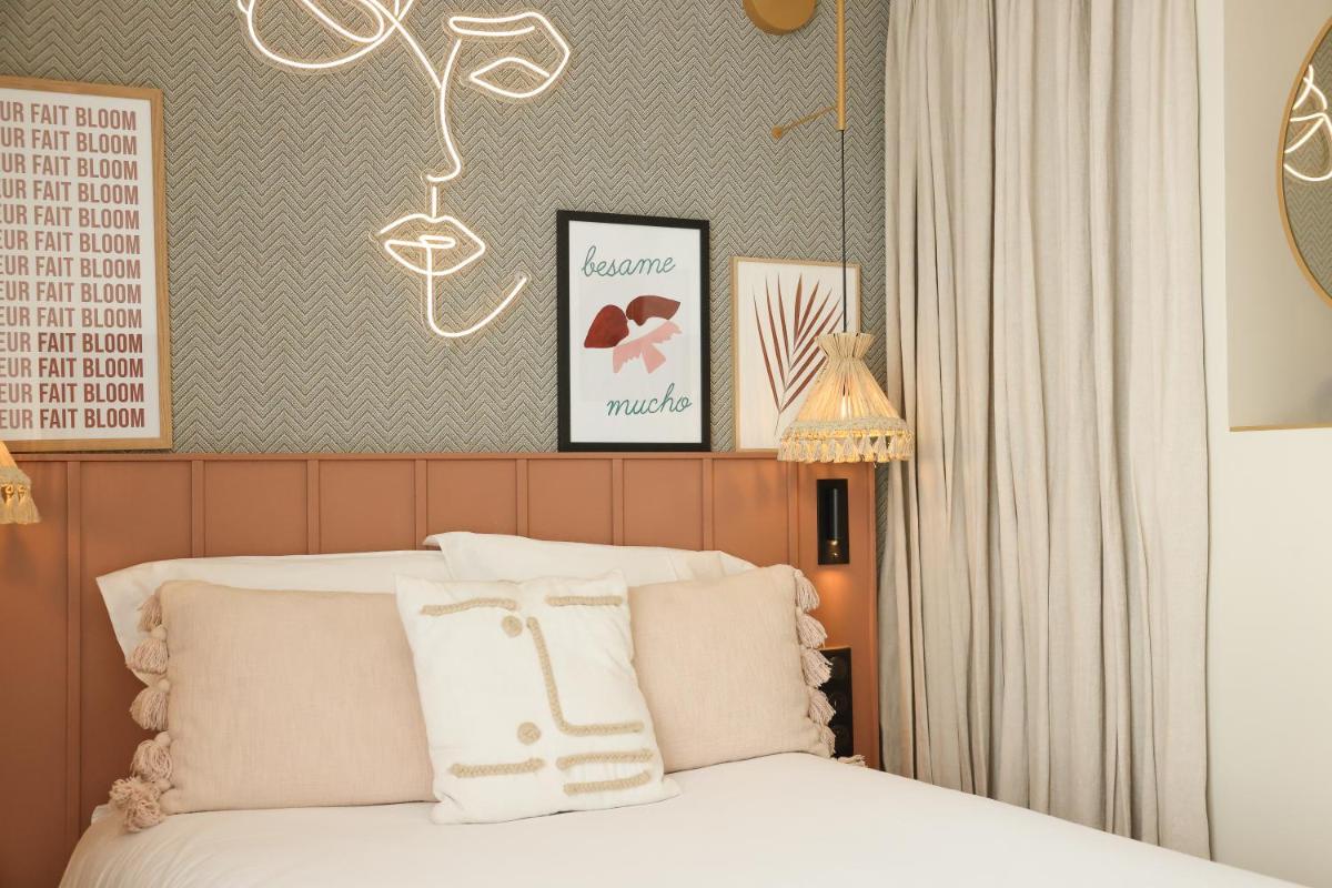 Un ou plusieurs lits dans un hébergement de l'établissement Bloom House Hôtel & SPA