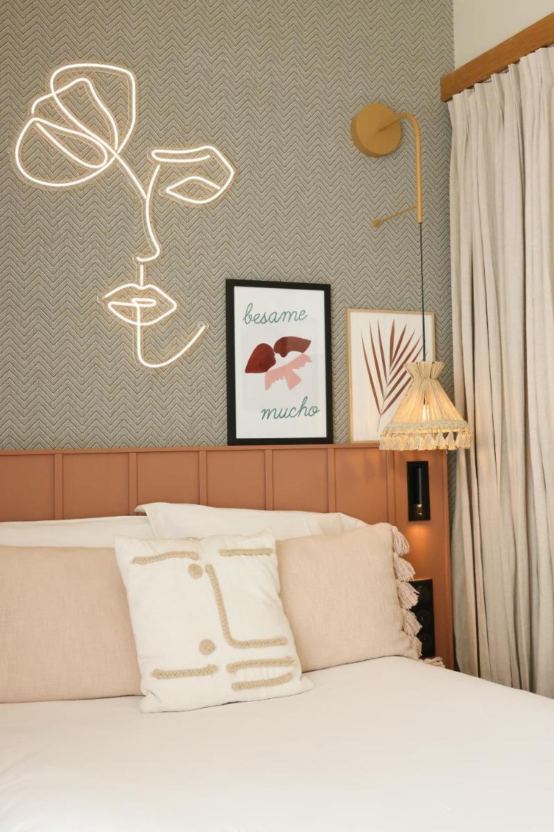 Un ou plusieurs lits dans un hébergement de l'établissement Bloom House Hôtel & SPA