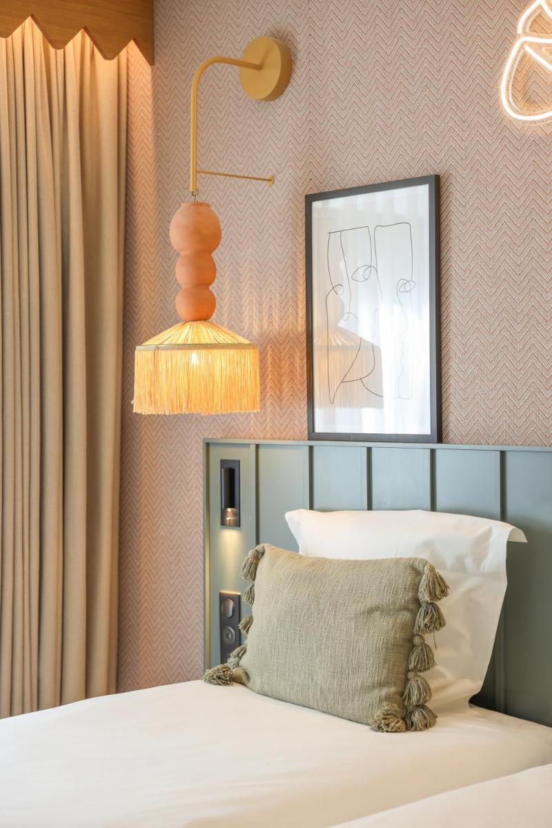Un ou plusieurs lits dans un hébergement de l'établissement Bloom House Hôtel & SPA
