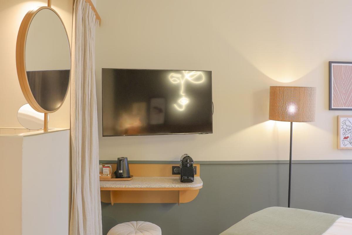 Télévision ou salle de divertissement dans l'établissement Bloom House Hôtel & SPA