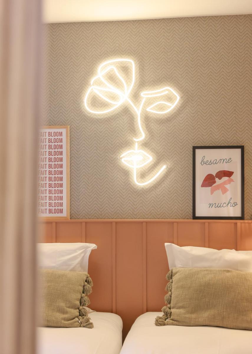 Un ou plusieurs lits dans un hébergement de l'établissement Bloom House Hôtel & SPA