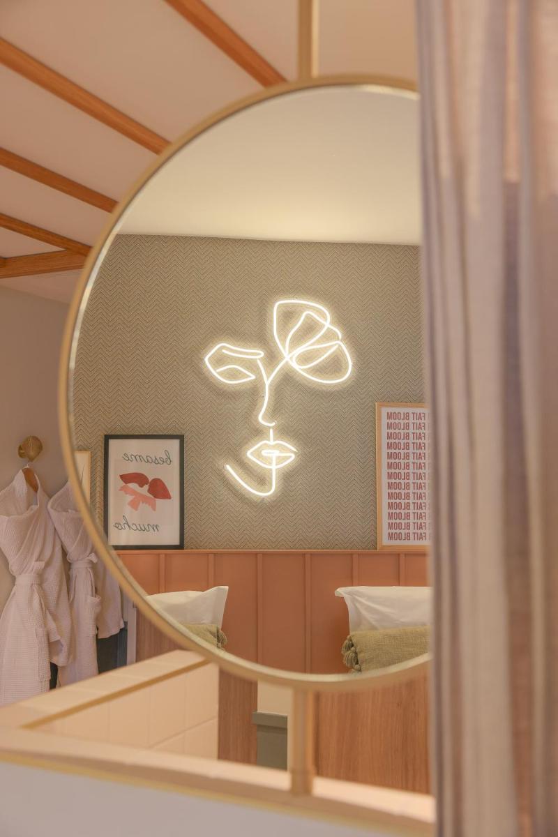 Salle de bains dans l'établissement Bloom House Hôtel & SPA