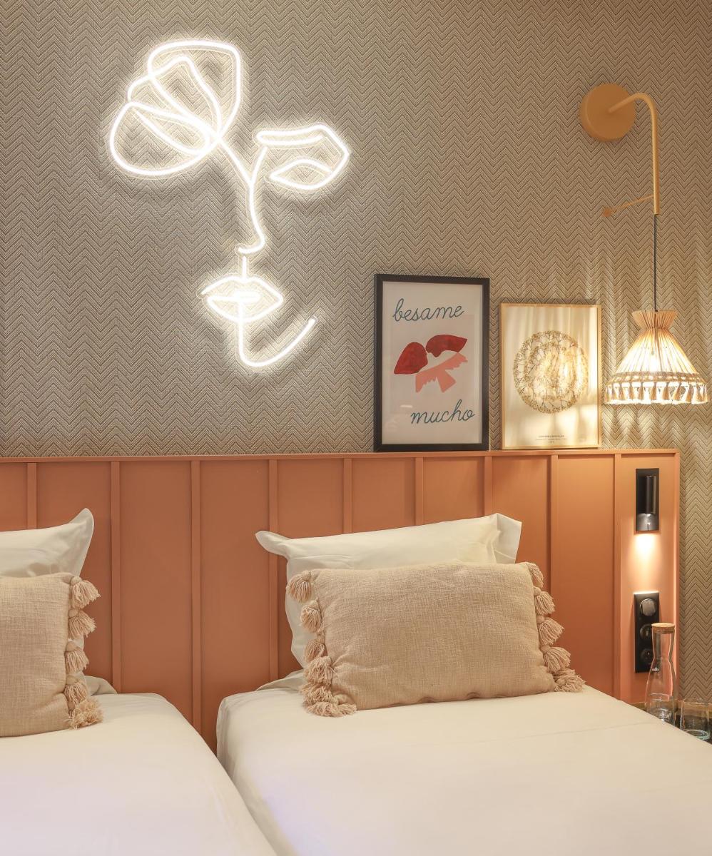 Un ou plusieurs lits dans un hébergement de l'établissement Bloom House Hôtel & SPA