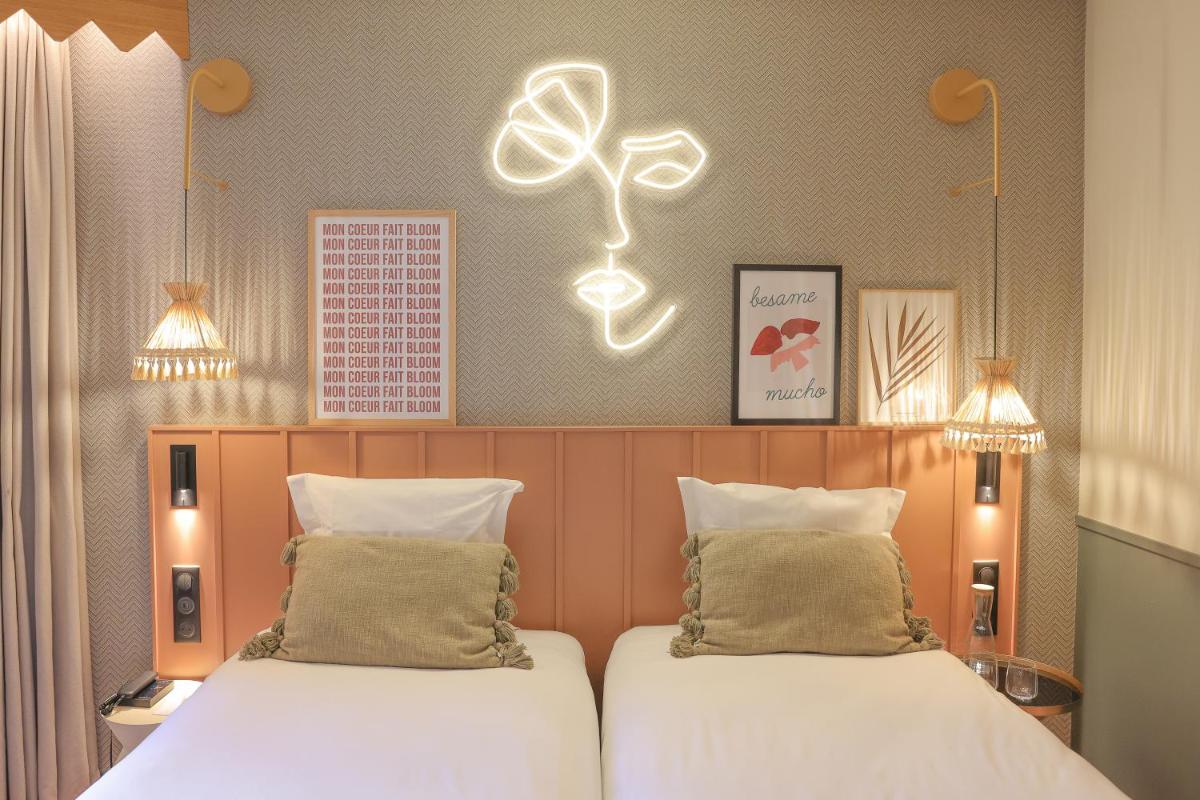 Un ou plusieurs lits dans un hébergement de l'établissement Bloom House Hôtel & SPA