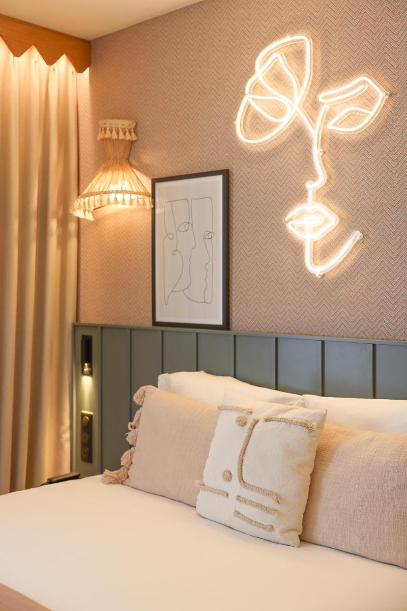 Un ou plusieurs lits dans un hébergement de l'établissement Bloom House Hôtel & SPA