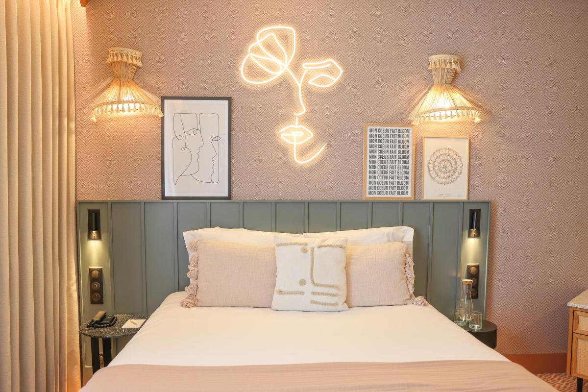 Un ou plusieurs lits dans un hébergement de l'établissement Bloom House Hôtel & SPA