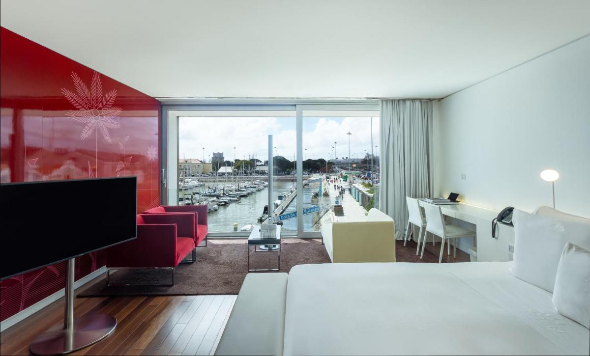 um quarto de hotel com vista para uma marina em Altis Belem Hotel & Spa, a Member of Design Hotels em Lisboa