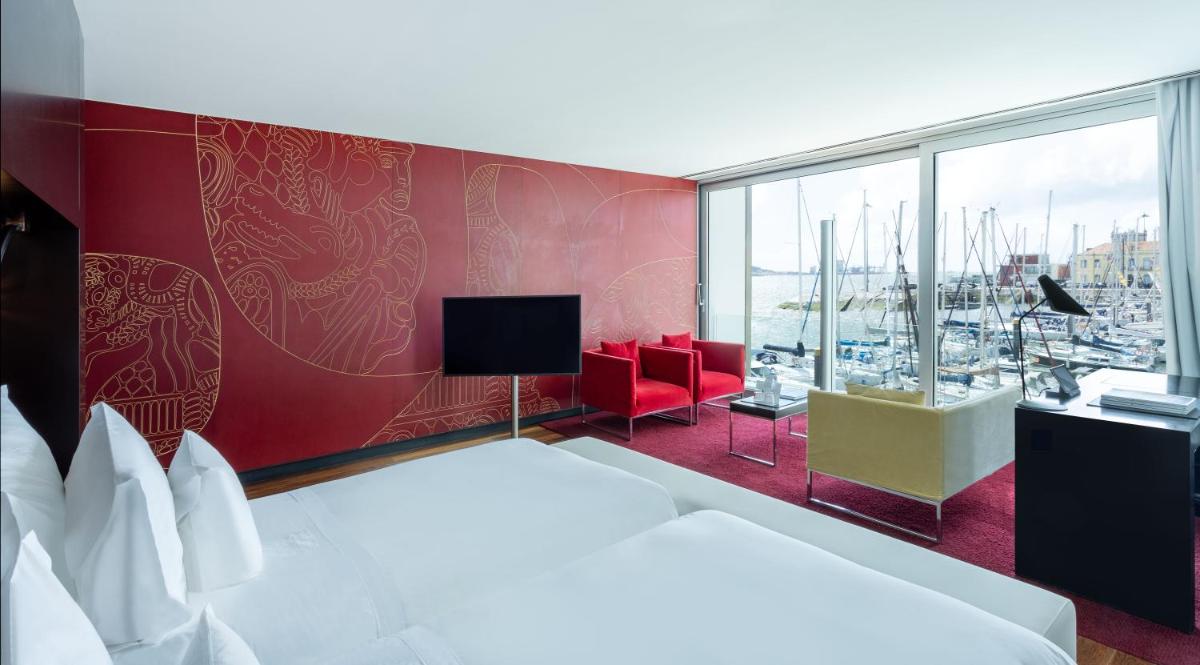 Uma televisão e/ou sistema de entretenimento em Altis Belem Hotel & Spa, a Member of Design Hotels