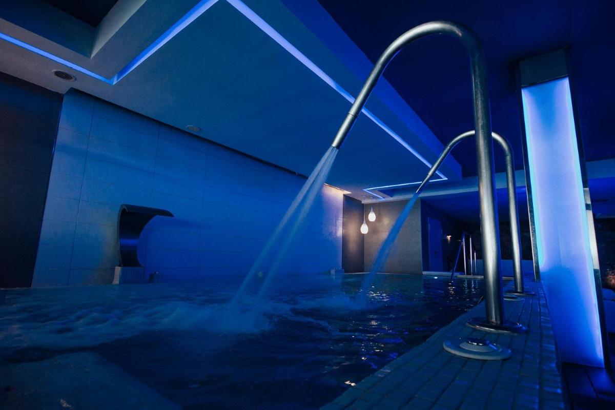 Un baño con bañera con fuente de agua. en Servatur Casablanca Suites & Spa - Adults Only, en Puerto Rico de Gran Canaria