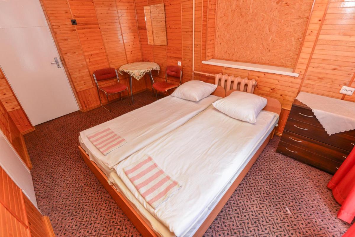 Nakvynė prie ežero Akmenėlis - Housity
