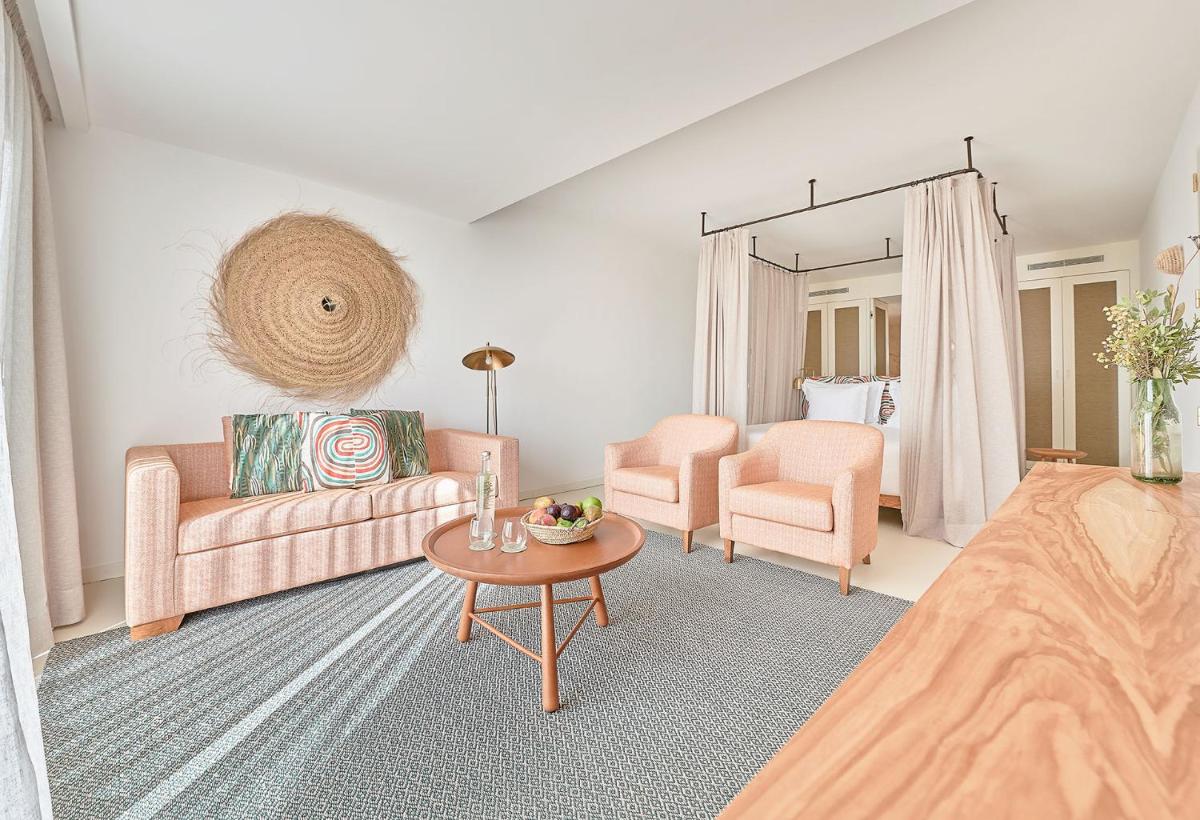 Uma área de estar em Praia do Canal Nature Retreat - Small Luxury Hotels of the World