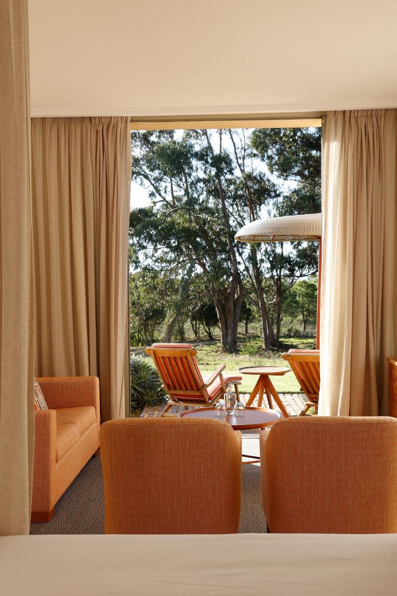 Uma área de estar em Praia do Canal Nature Retreat - Small Luxury Hotels of the World
