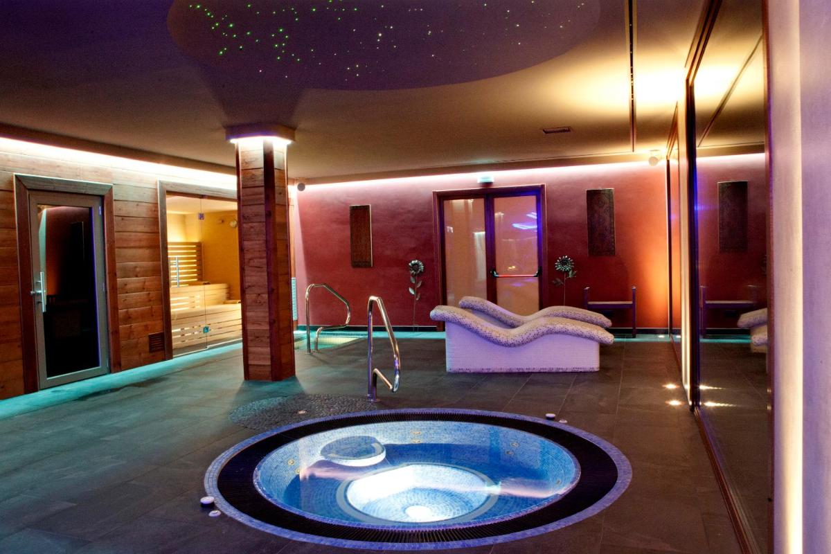 Un baño con bañera de hidromasaje en una habitación. en Hotel & SPA Peña Montañesa, en Aínsa