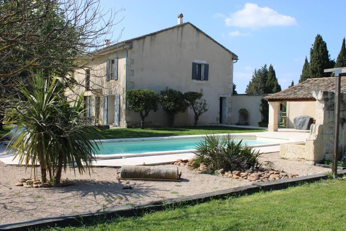 Le Mas des Fontaines -Piscine proche Avignon et Saint Rémy de Provence - Housity