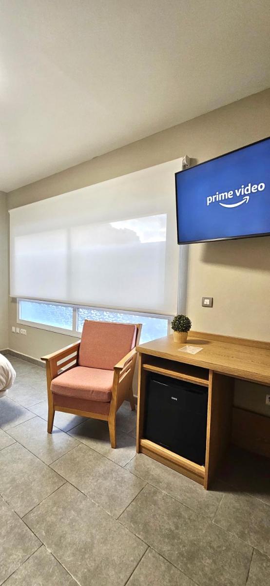 Una televisión o centro de entretenimiento en Vistamar Hotel Luxury Wellness By DLV -Adults Only-
