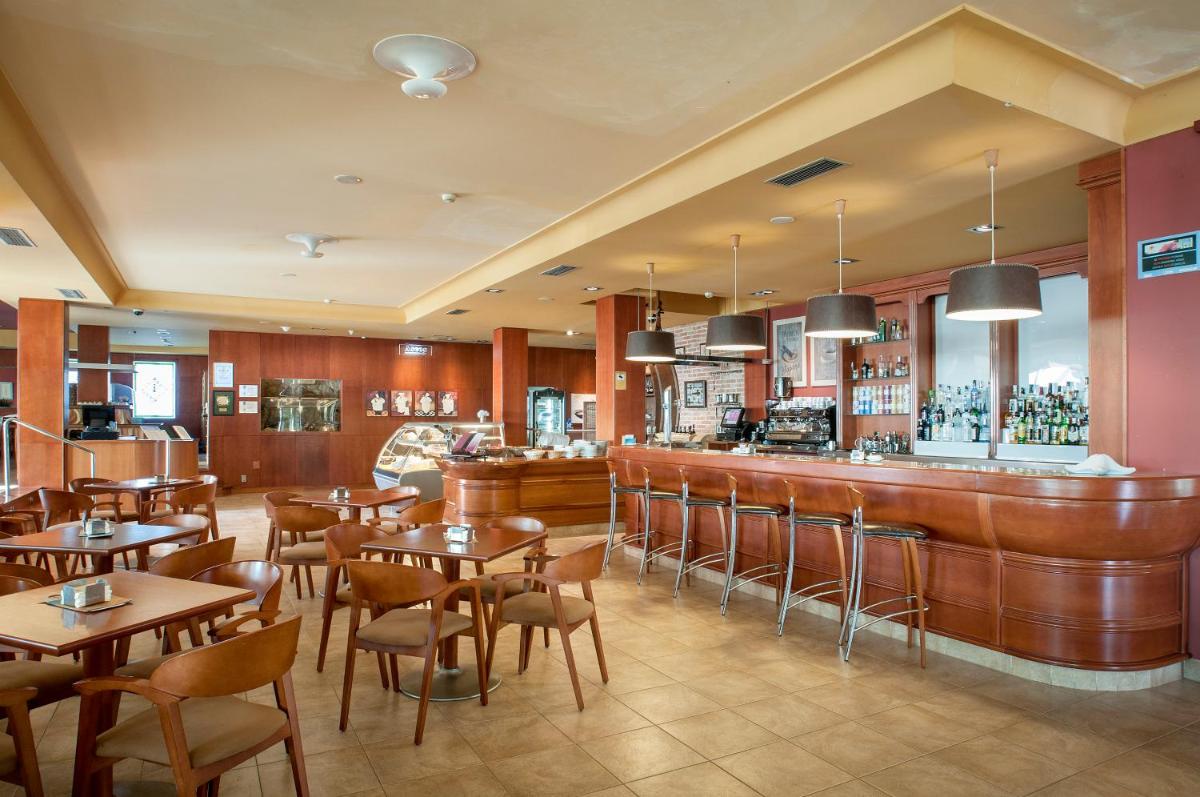 El salón o zona de bar de Talaso Atlántico