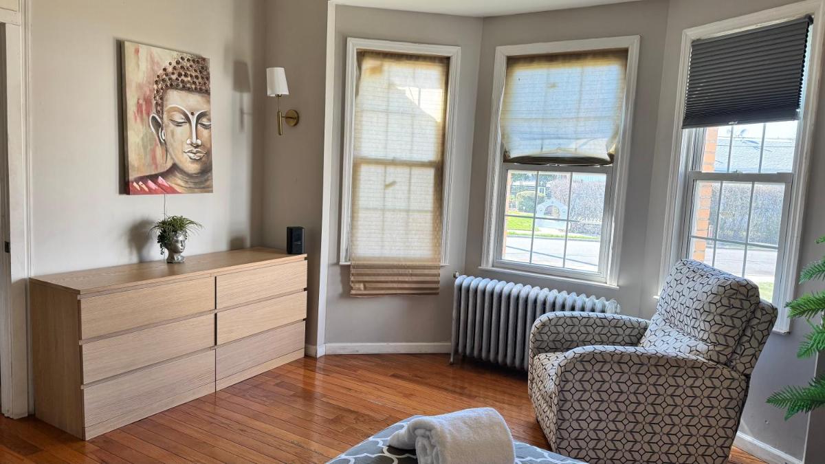 “BEAUTIFUL SPACE” 10 MTOS Airport JFK THE BEACH - Housity