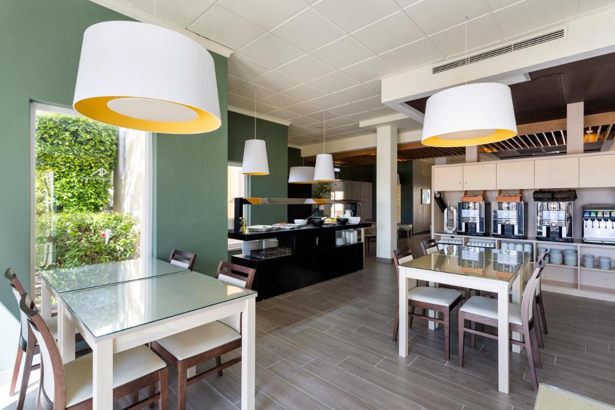 A cozinha ou kitchenette de AP Adriana Beach Resort