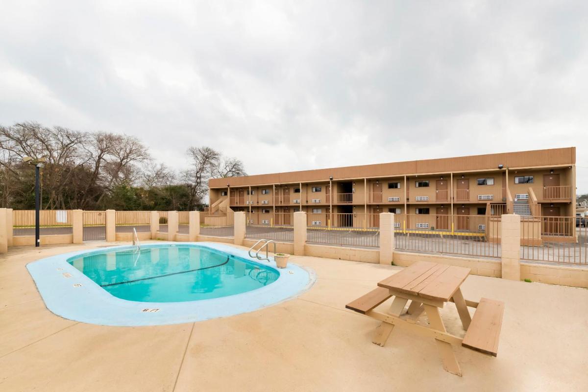 Oyo Hotel San Antonio Lackland AFB Seaworld Hwy 90 W - Hizvo