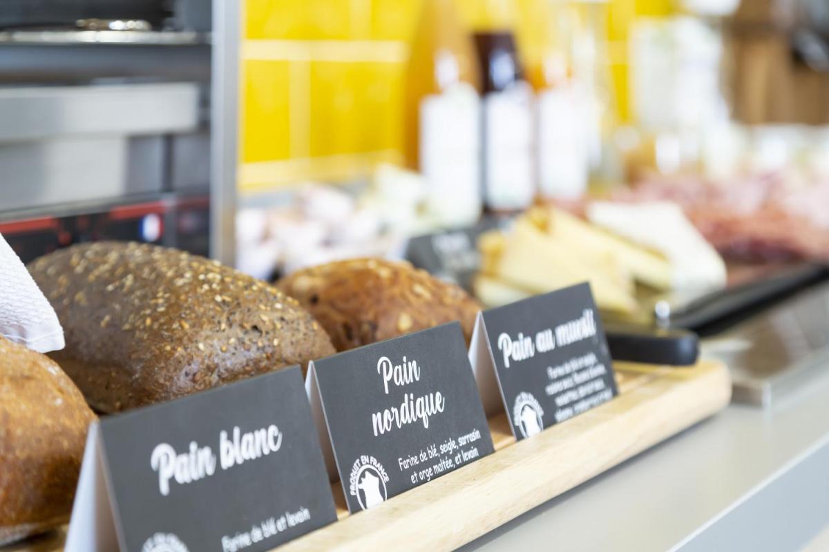 une vitrine dans une boulangerie présentant différents types de pain dans l'établissement Appart'hôtel Odalys City - Nîmes Arènes - Palais des Congrès, à Nîmes 79 autres photos