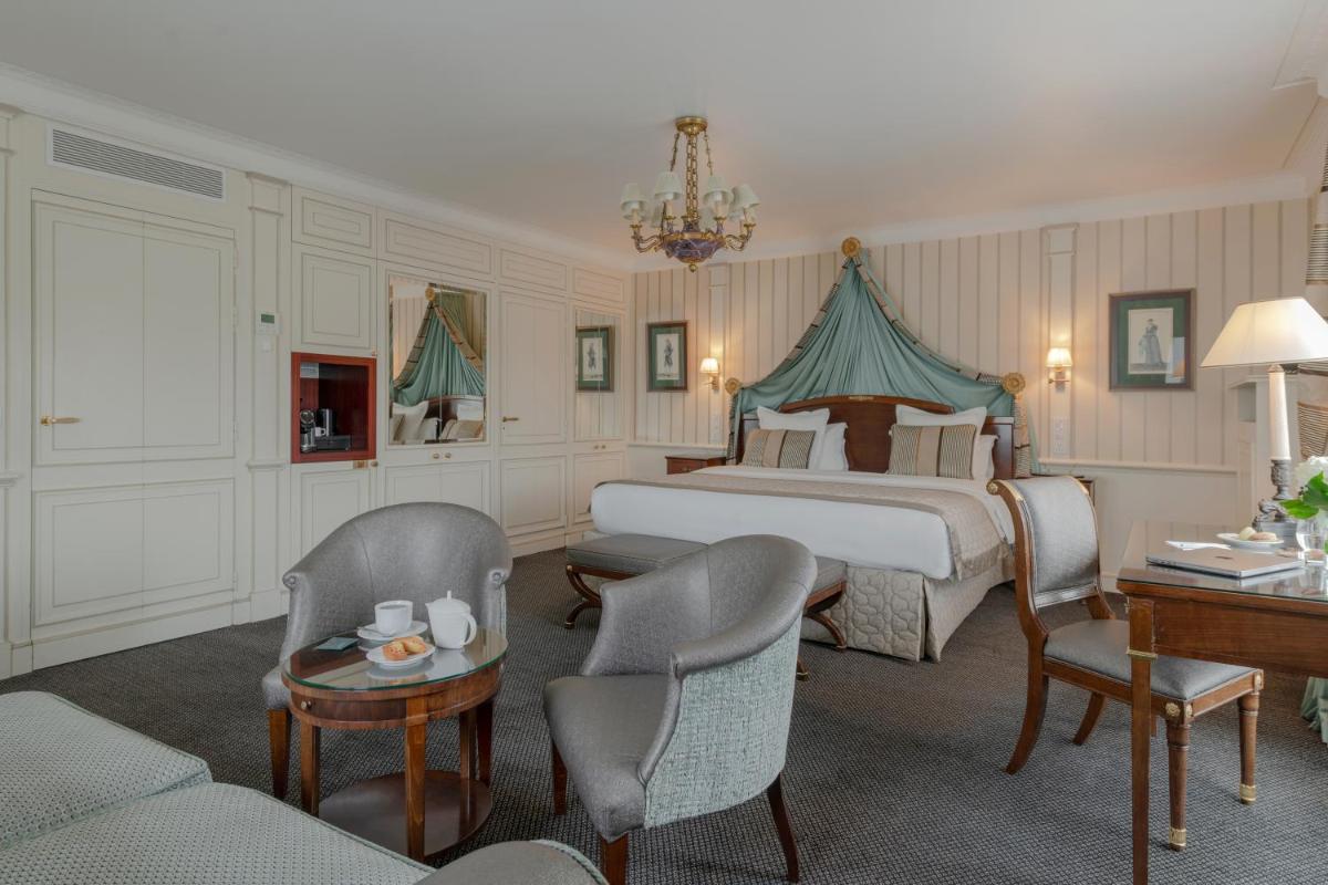 Un ou plusieurs lits dans un hébergement de l'établissement Hôtel Napoleon Paris