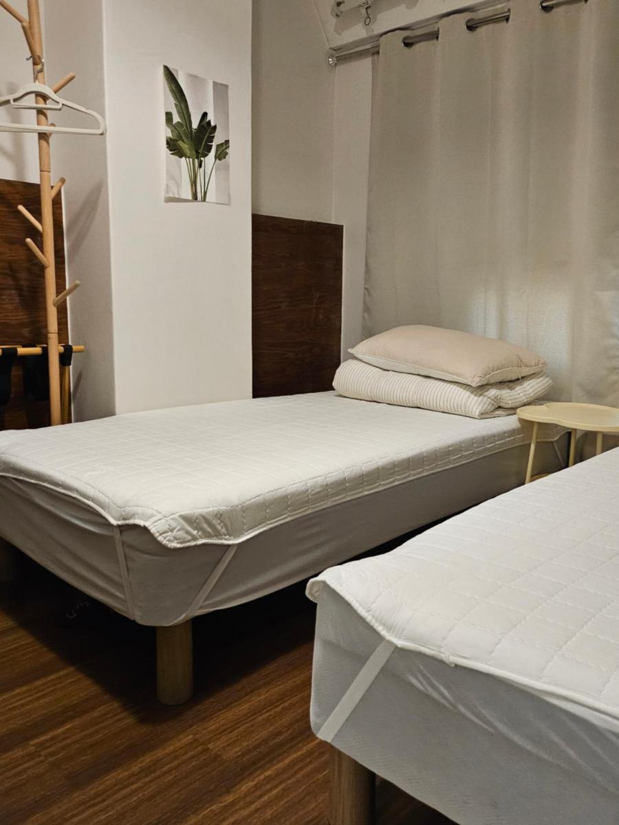 Travel Light Hostel - Housity
