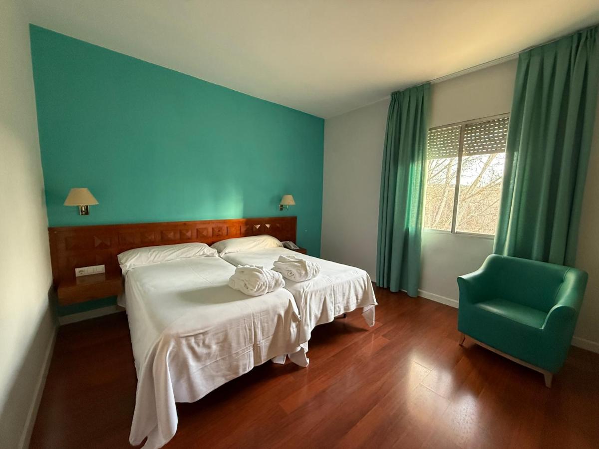 Cama o camas de una habitación en Hotel Parque Balneario Termas Pallares