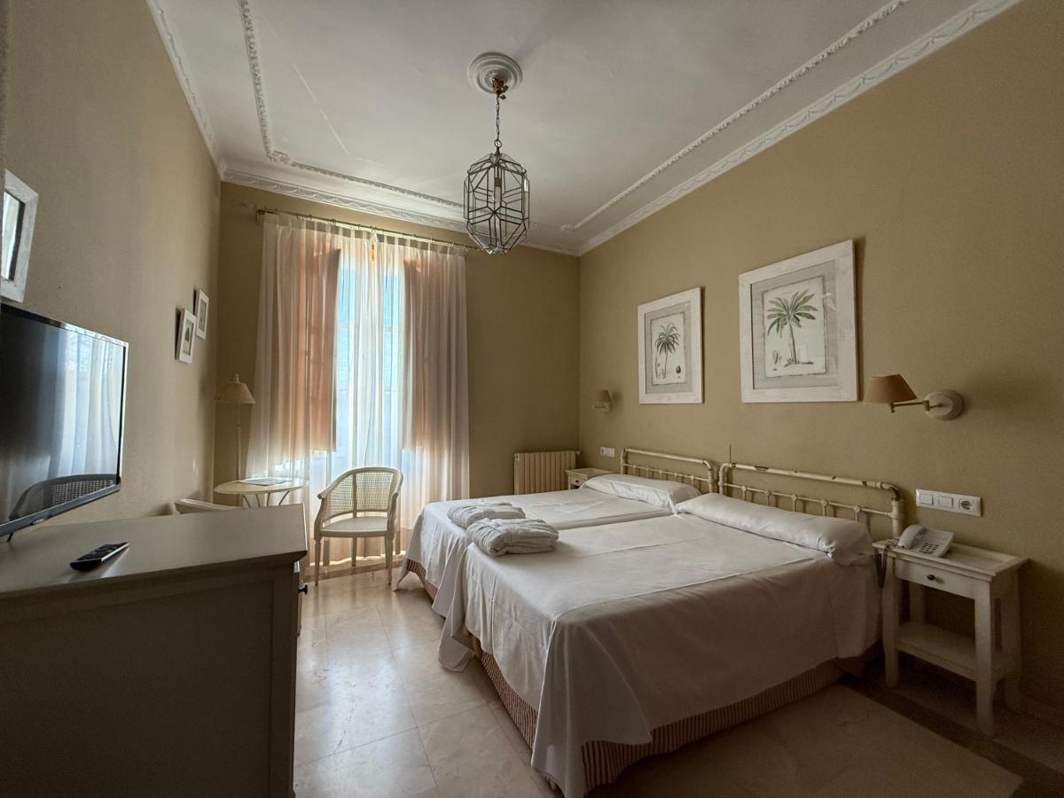 Un dormitorio con una cama, un escritorio y un televisor. en Hotel Parque Balneario Termas Pallares, en Alhama de Aragón 23 fotos más