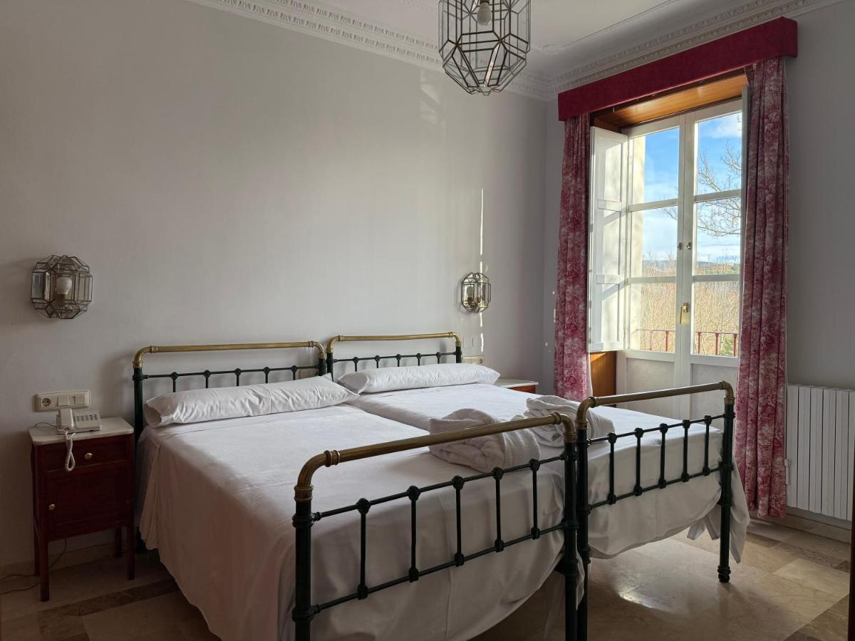 Cama o camas de una habitación en Hotel Parque Balneario Termas Pallares