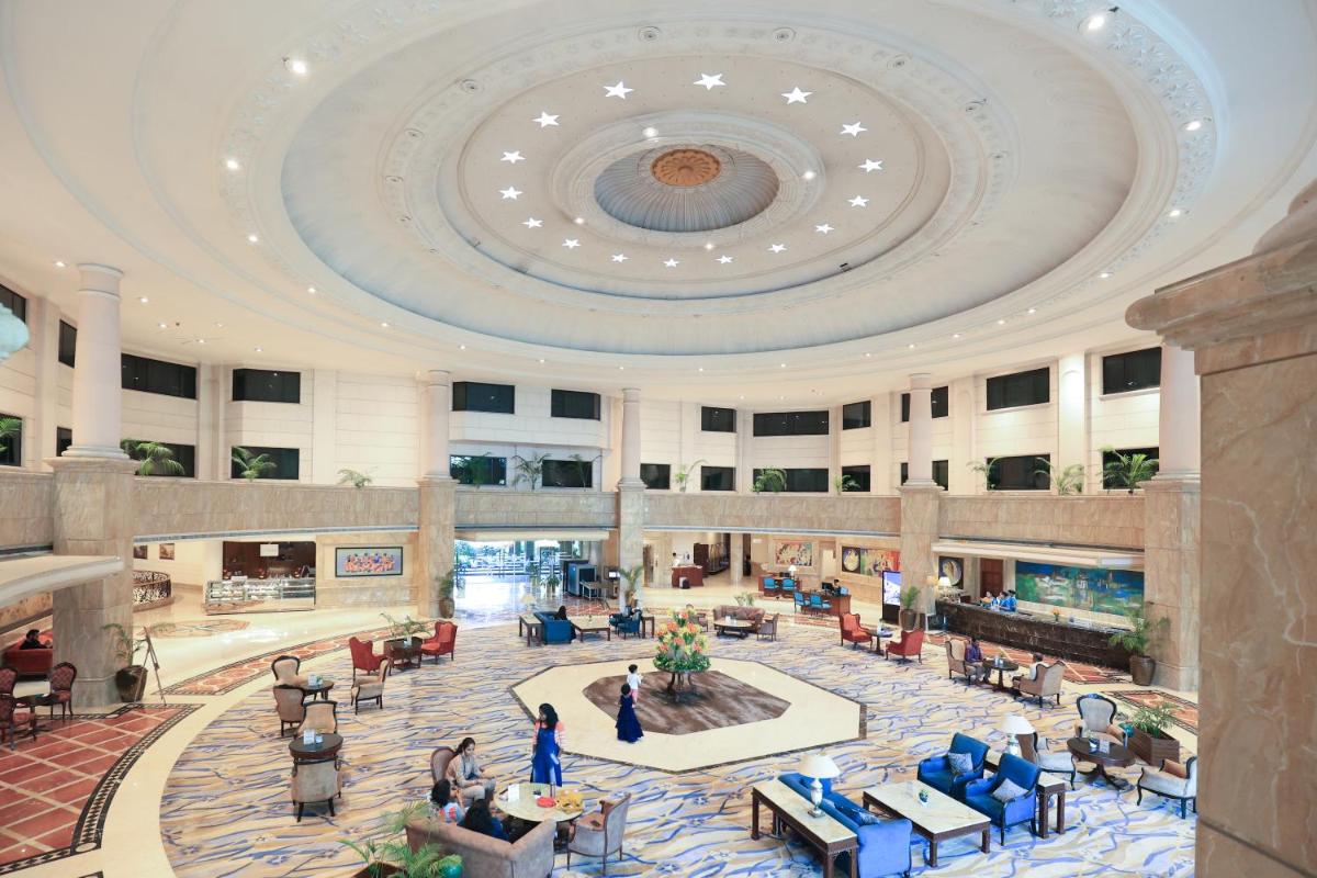 an image of the lobby of a hotel at Le Royal Meridien Chennai in Chennai