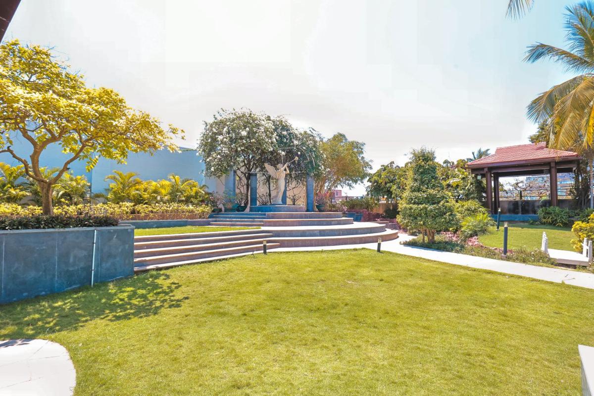 a park with stairs and a grass yard at Le Royal Meridien Chennai in Chennai
