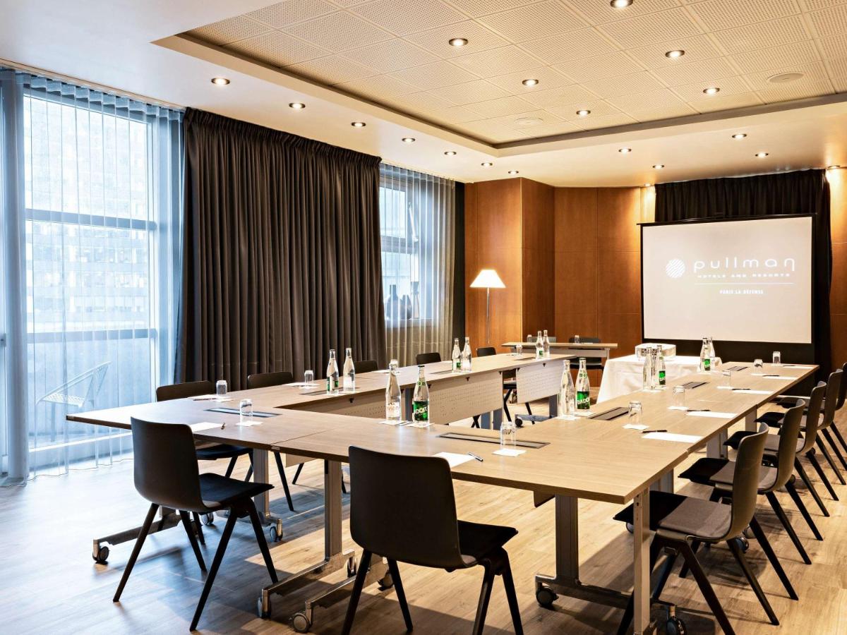Espace de conférence ou salle de réunion dans l'établissement Pullman Paris La Défense