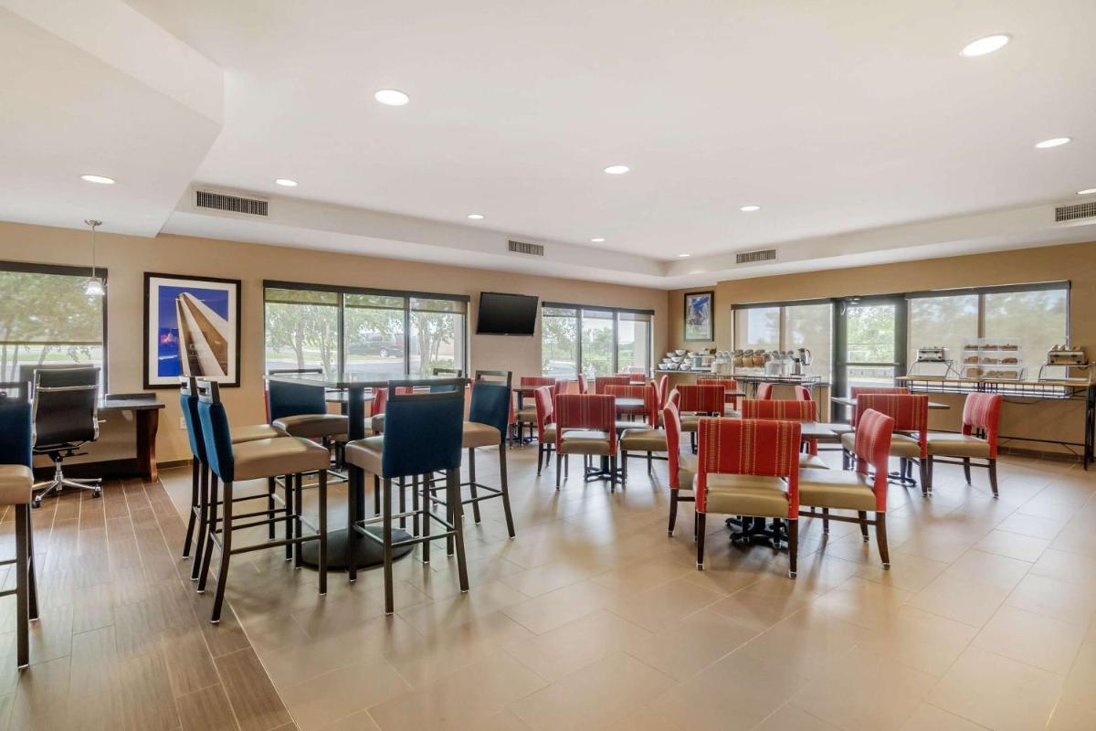 Comfort Suites Speedway - Kansas City - Housity