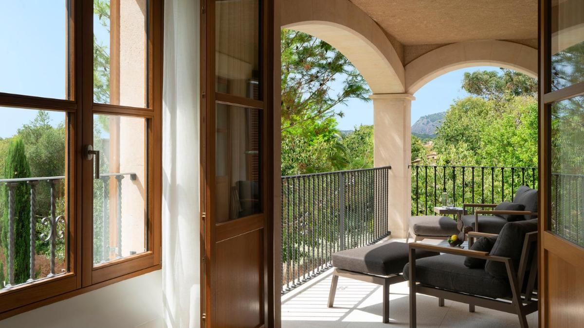 Un balcón o terraza de Castell Son Claret - The Leading Hotels of the World