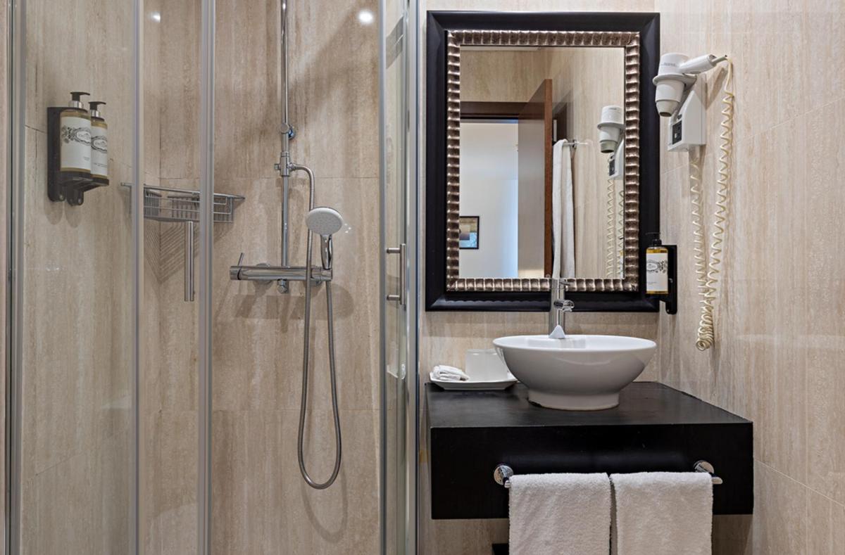 Uma casa de banho em Pestana Alvor Praia Premium Beach & Golf Resort