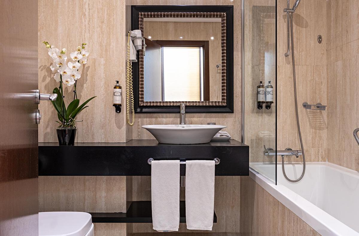 Uma casa de banho em Pestana Alvor Praia Premium Beach & Golf Resort