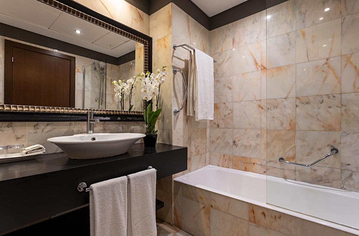 Uma casa de banho em Pestana Alvor Praia Premium Beach & Golf Resort