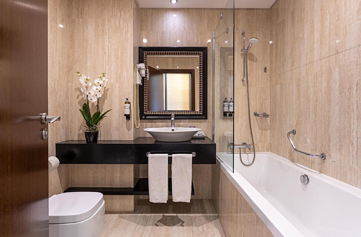 Uma casa de banho em Pestana Alvor Praia Premium Beach & Golf Resort