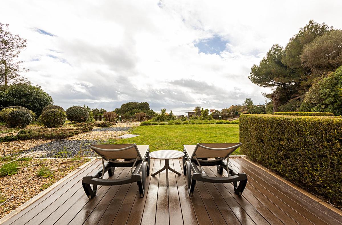 Um jardim no exterior de Pestana Alvor Praia Premium Beach & Golf Resort