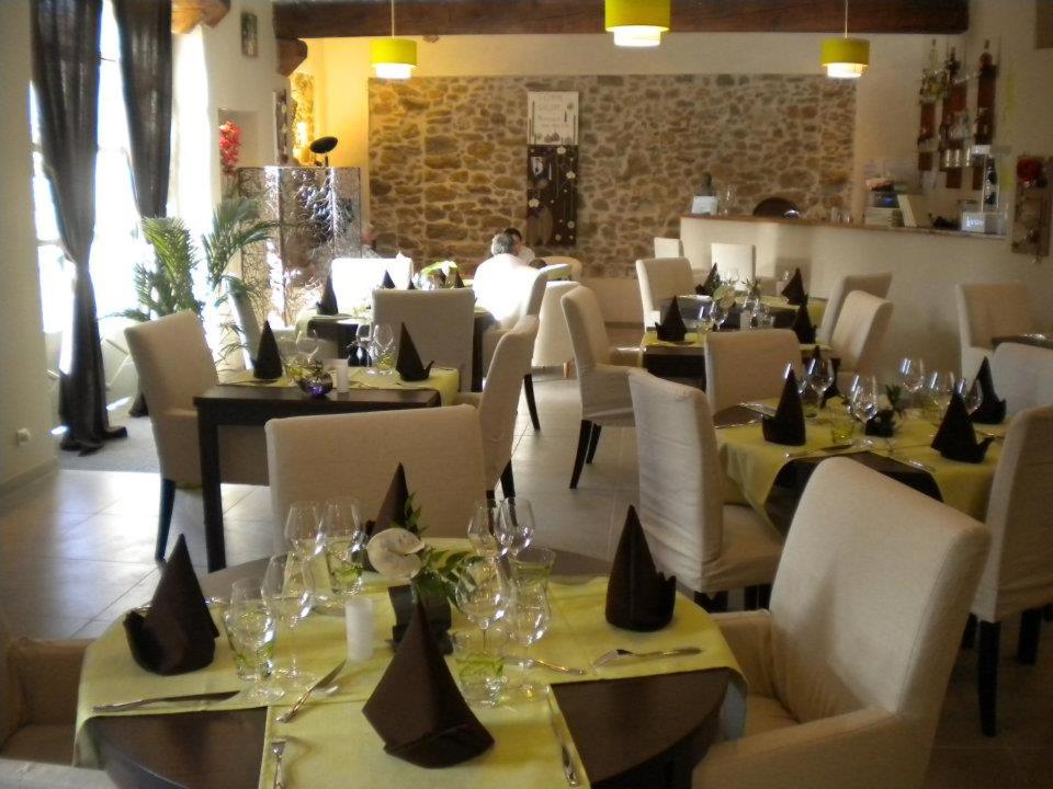 Restaurant ou autre lieu de restauration dans l'établissement Logis Hôtel Château De Palaja