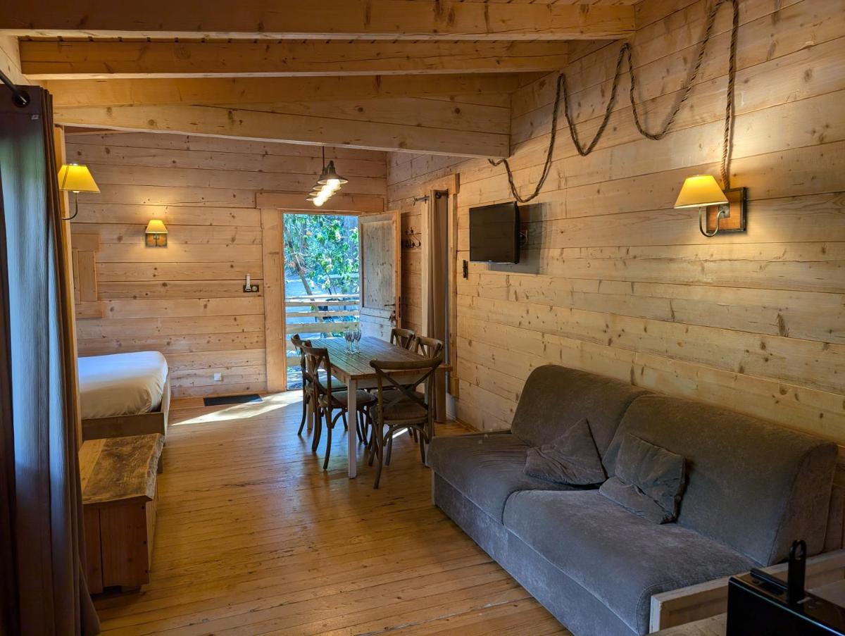 Les Cabanes Dans Les Bois Logis Hôtel - Housity