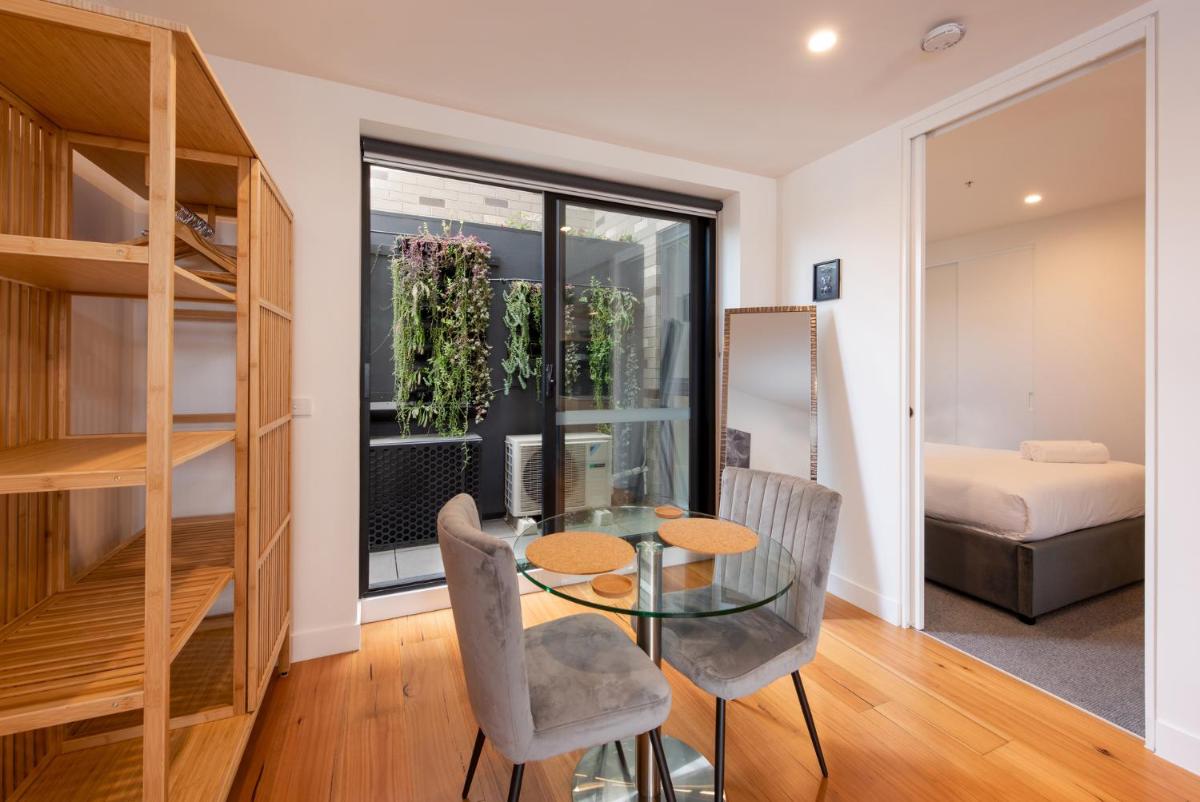 Modern 1 Bedroom Apartment in Brunswick East near CBD - Housity