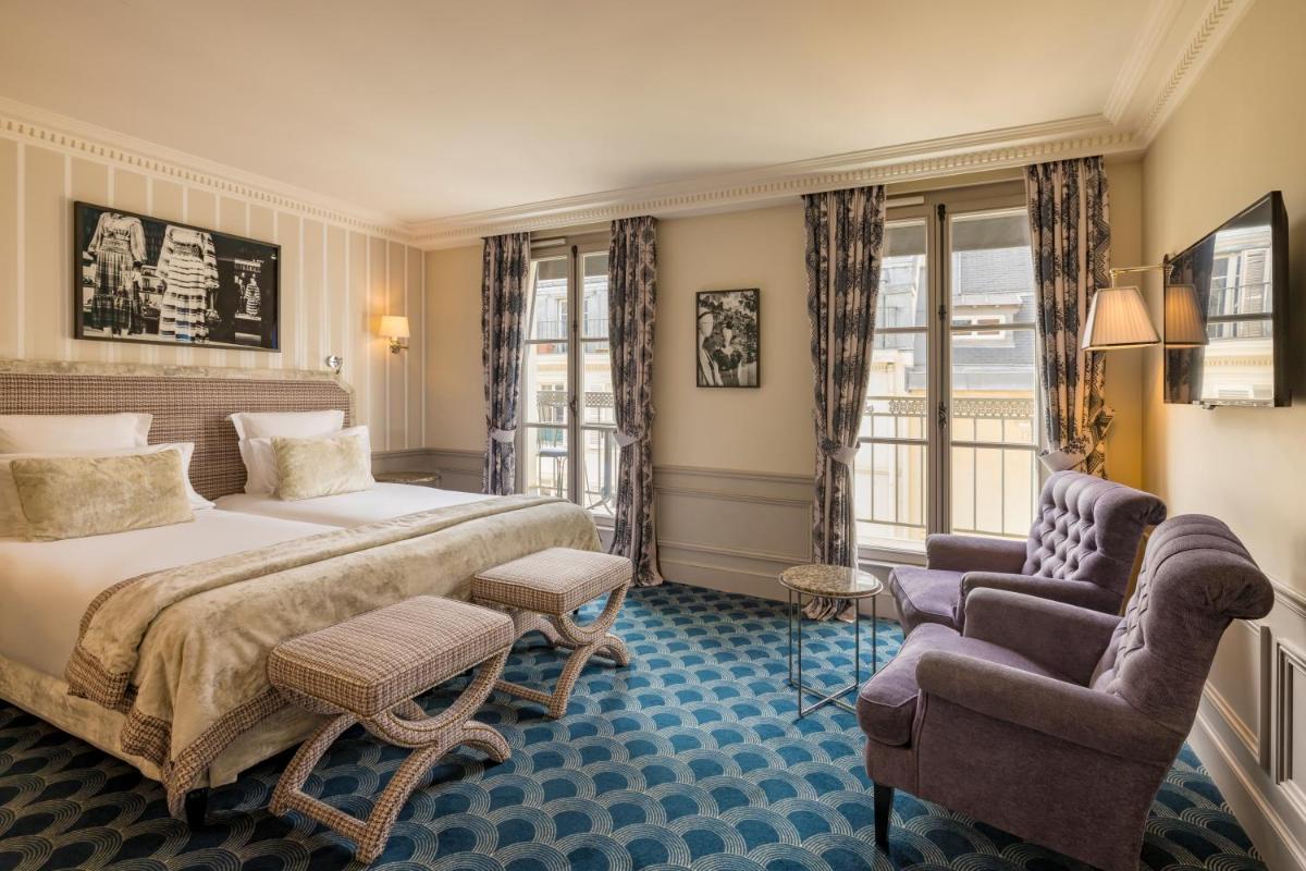 une chambre d'hôtel avec un lit et une chaise dans l'établissement Pavillon Faubourg Saint-Germain & Spa, à Paris
