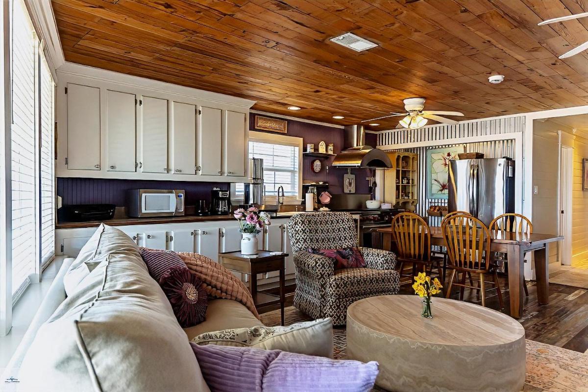 Blue Dolphin Inn and Cottages - Housity