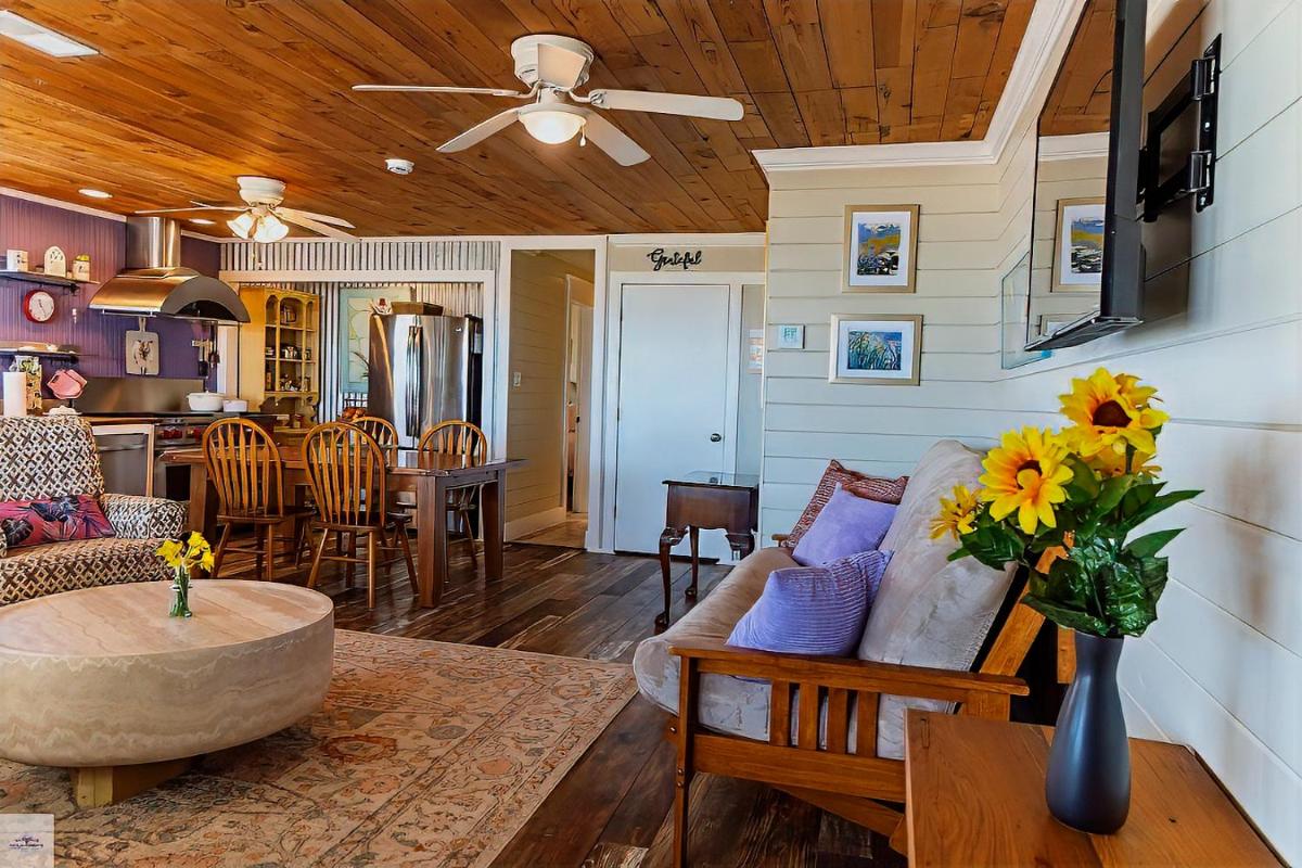 Blue Dolphin Inn and Cottages - Housity
