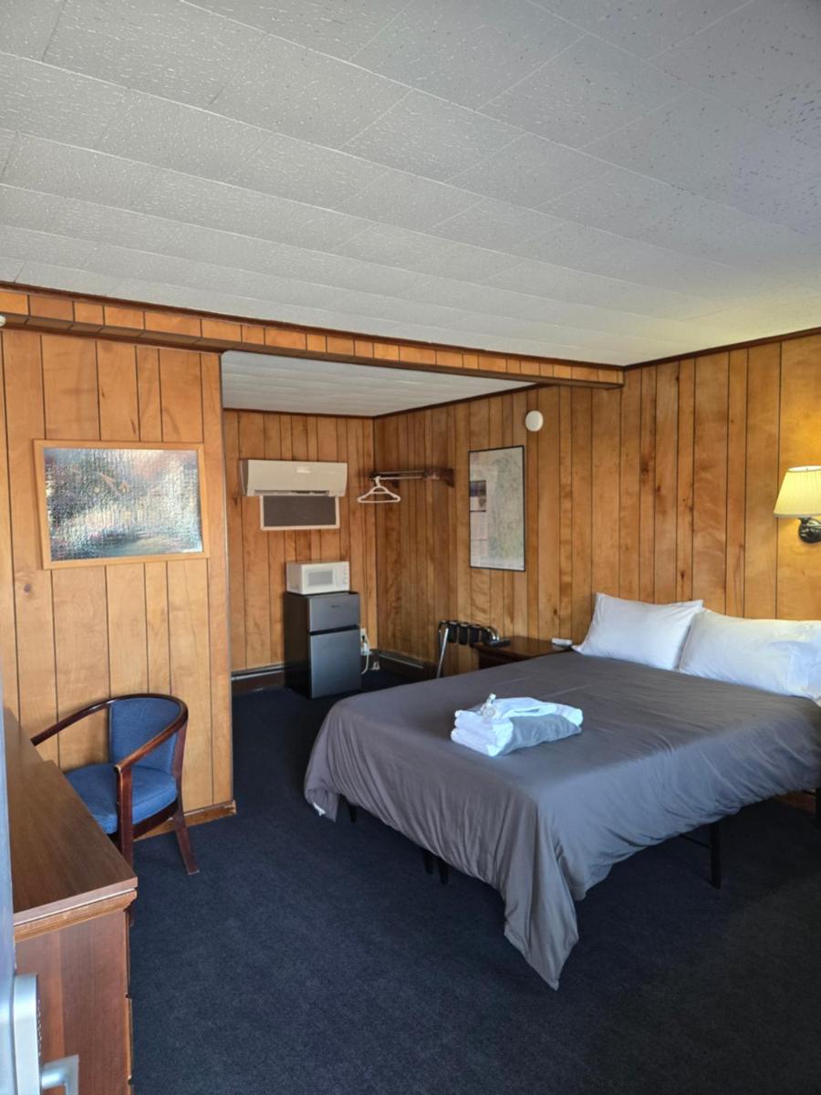 Russell's Motel - Housity