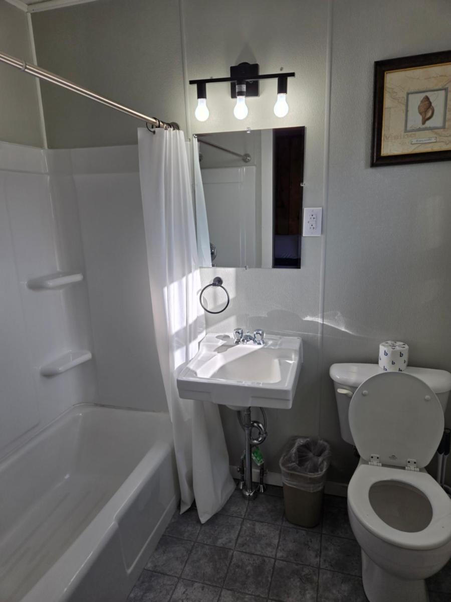 Russell's Motel - Housity